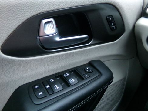 Used 2023 Chrysler Pacifica Touring-L AWD/4WD image 26