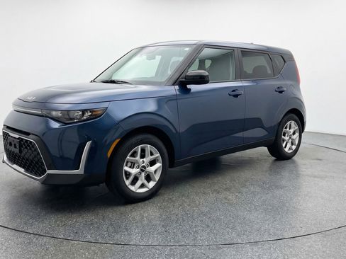 Used 2025 Kia Soul LX w/ LX Technology Package image 3