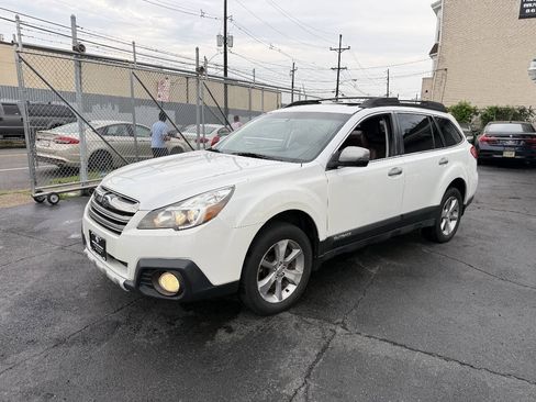 Used 2013 Subaru Outback 3.6R Limited w/ Special Appearance Pkg AWD/4WD image 2