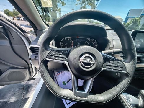 Used 2023 Nissan Altima 2.5 SV FWD image 11