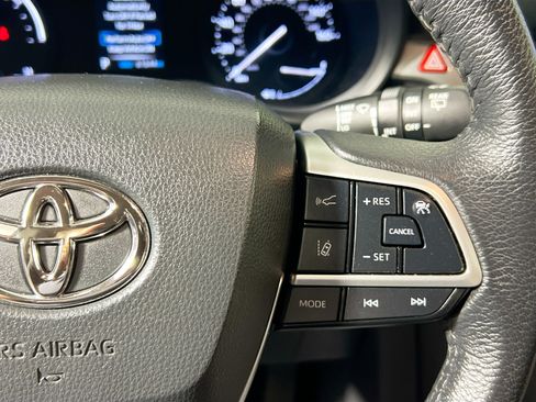 Used 2023 Toyota Sienna XLE FWD image 19