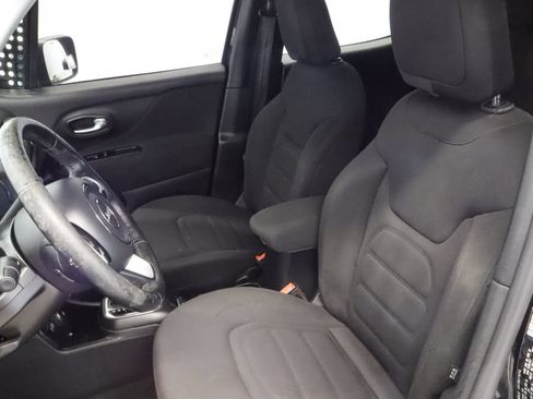 Certified 2020 Jeep Renegade Latitude w/ Cold Weather Group AWD/4WD image 10