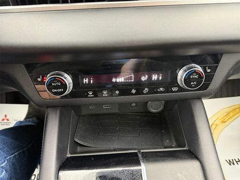 Used 2024 Mitsubishi Outlander SE image 32