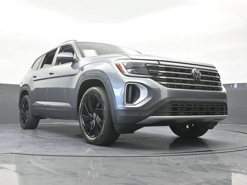 Used 2024 Volkswagen Atlas SE w/ Panoramic Sunroof Package FWD image 64