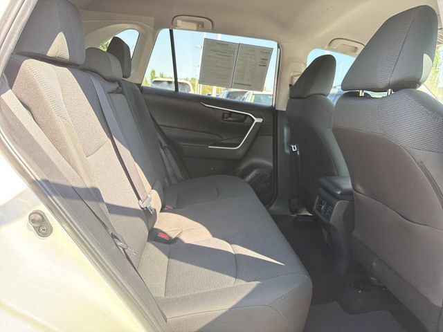 Used 2022 Toyota RAV4 LE FWD image 15