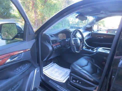 Used 2015 Cadillac Escalade Luxury image 7