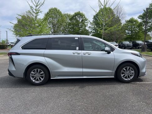 Used 2025 Toyota Sienna XLE image 5