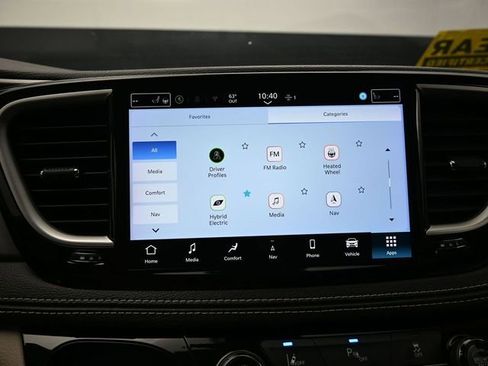Used 2024 Chrysler Pacifica Limited FWD image 32
