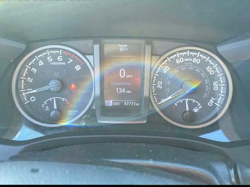 Used 2022 Toyota Tacoma TRD Sport image 3