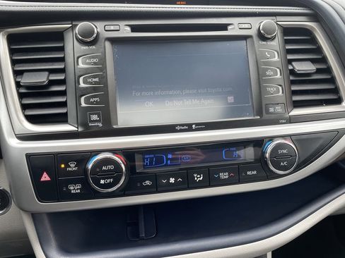 Used 2015 Toyota Highlander Limited w/ Driver Technology Package FWD image 18