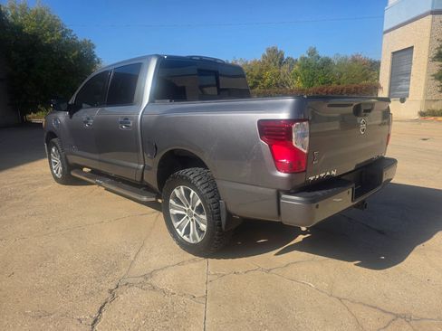 Used 2017 Nissan Titan SL image 5