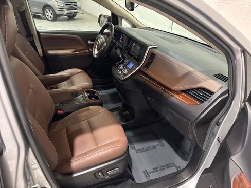 Used 2017 Toyota Sienna Limited FWD image 54