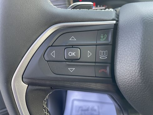 Used 2025 Jeep Grand Cherokee Laredo X image 14