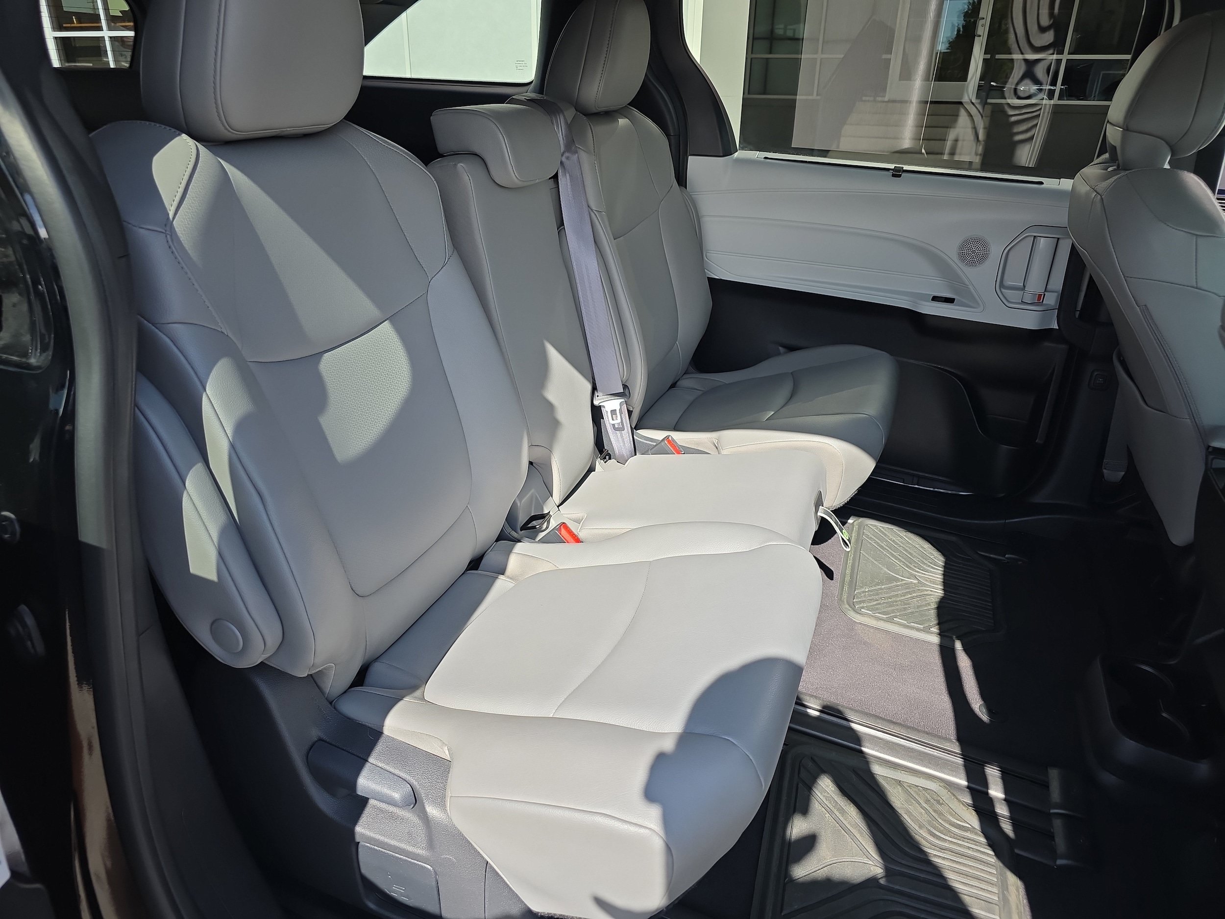 Used 2025 Toyota Sienna XLE FWD image 18