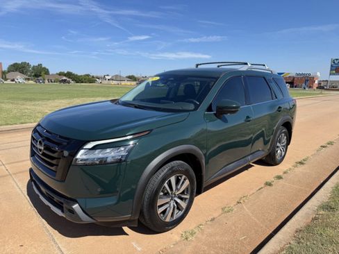 Used 2023 Nissan Pathfinder SL w/ Black Appearance Package image 14