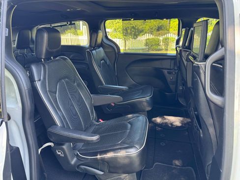Used 2019 Chrysler Pacifica Limited w/ Advanced Safetytec Group FWD image 48