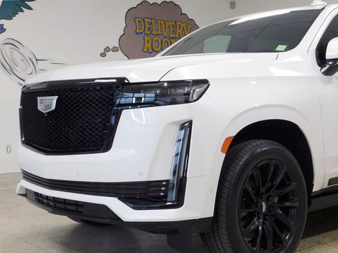 Used 2024 Cadillac Escalade ESV Sport w/ LPO, ONYX Package image 17