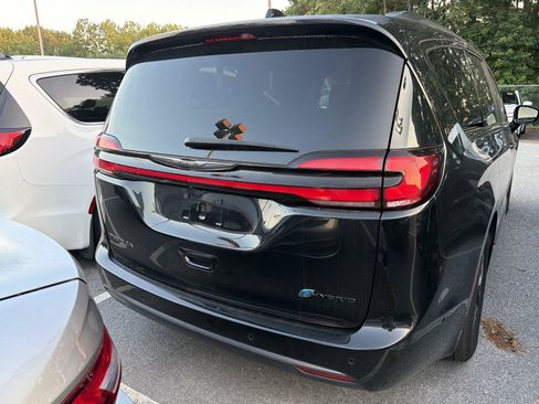 Used 2024 Chrysler Pacifica Limited w/ Uconnect Theater Family Group FWD image 5