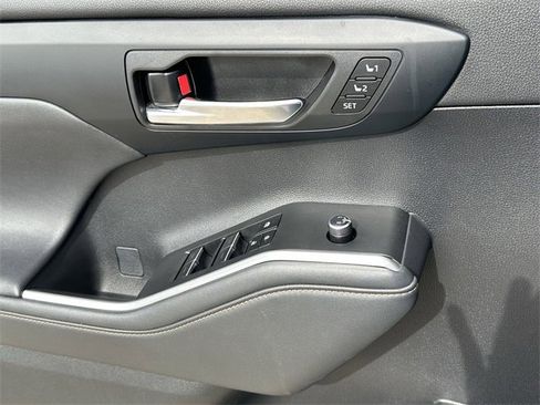 Used 2023 Toyota Highlander Bronze Edition image 20