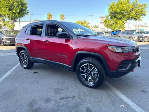 Used 2025 Jeep Compass Trailhawk AWD/4WD image 7
