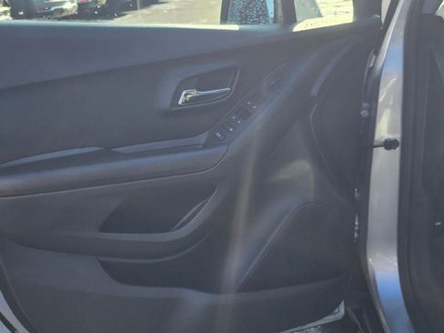 Used 2022 Chevrolet Trax LT w/ LT Convenience Package image 9