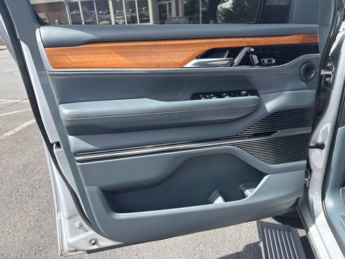 Used 2022 Jeep Grand Wagoneer Series III AWD/4WD image 8