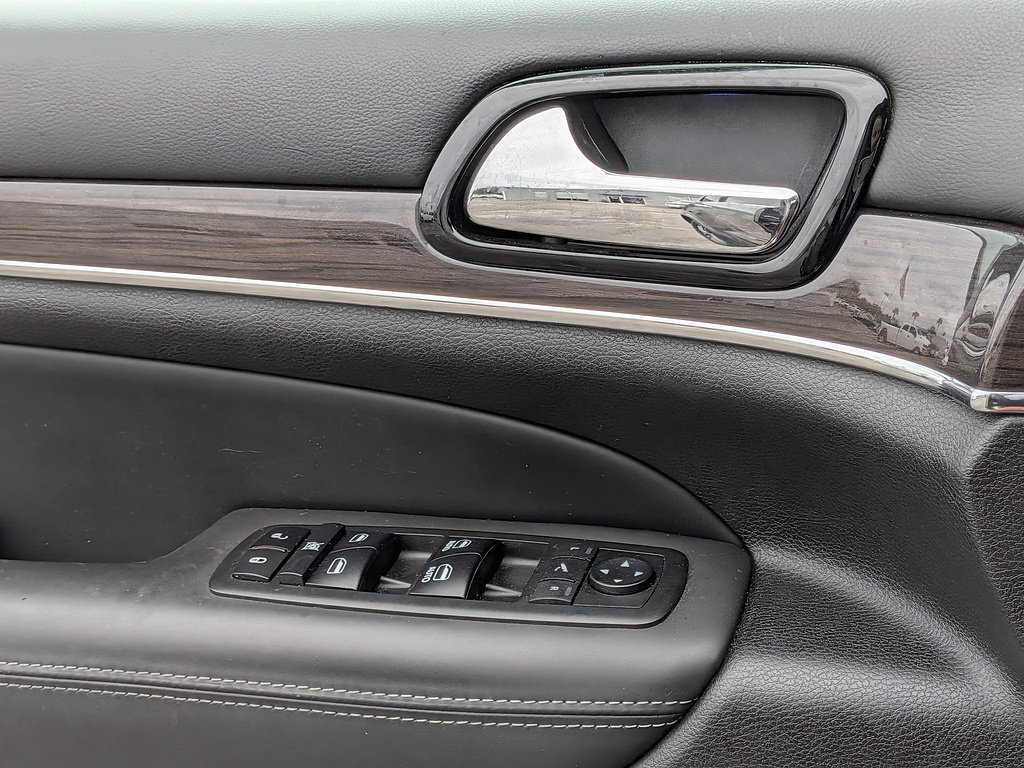 Used 2019 Jeep Grand Cherokee Overland AWD/4WD image 24