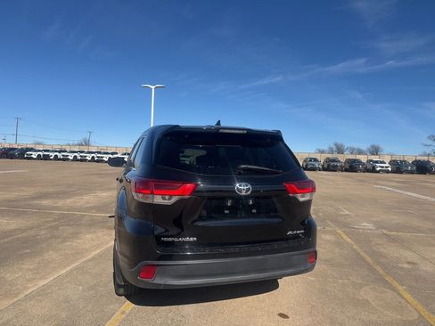Used 2018 Toyota Highlander XLE image 11