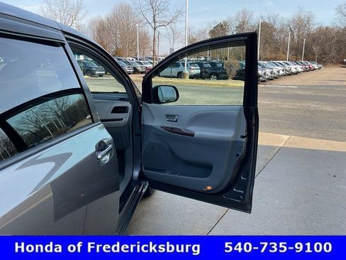 Used 2011 Toyota Sienna XLE w/ XLE Navigation Pkg image 21