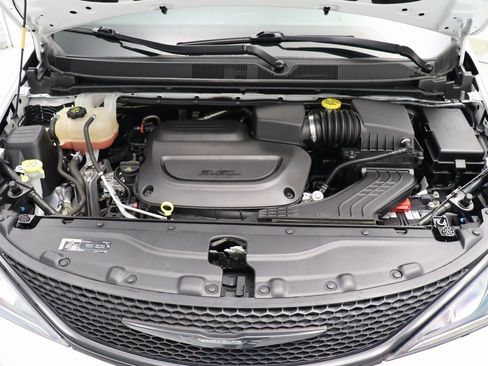 Used 2020 Chrysler Pacifica Touring w/ S Appearance Package image 9