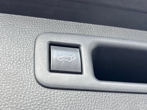 Used 2020 Toyota Highlander XLE FWD image 34
