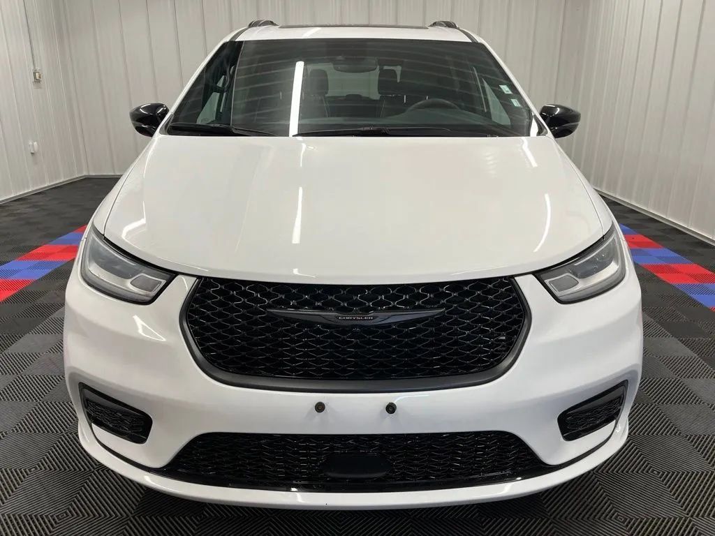 Used 2025 Chrysler Pacifica Limited FWD image 10