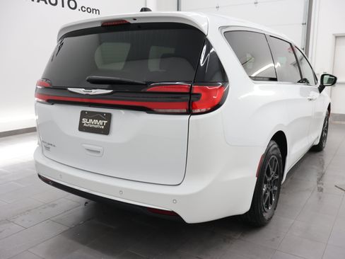 Used 2024 Chrysler Pacifica Touring-L FWD image 5