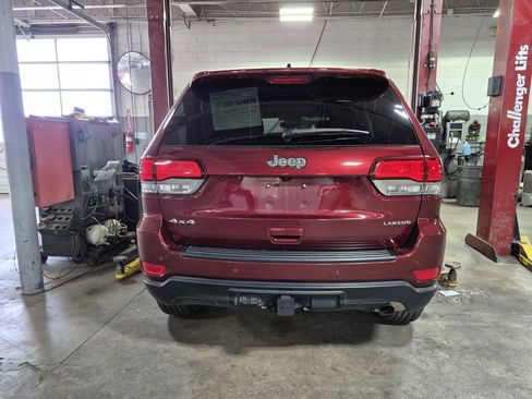 Used 2020 Jeep Grand Cherokee Laredo w/ 18" Wheel & 8.4" Radio Group AWD/4WD image 16