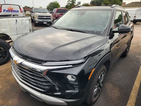 Used 2025 Chevrolet TrailBlazer LT AWD/4WD image 2