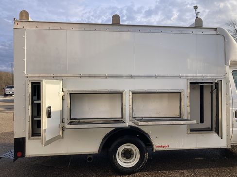 Used 2024 Ford E-350 and Econoline 350 Super Duty w/ Power Windows & Locks Group image 18