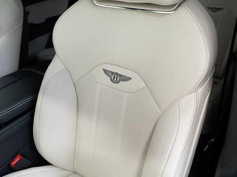 New 2025 Bentley Bentayga V8 image 18