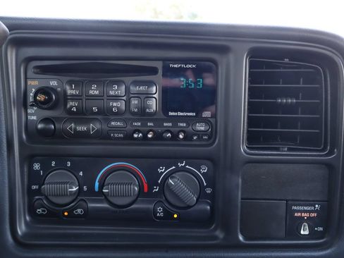 Used 1999 Chevrolet Silverado 2500 LS w/ Firm Ride Suspension Pkg AWD/4WD image 26