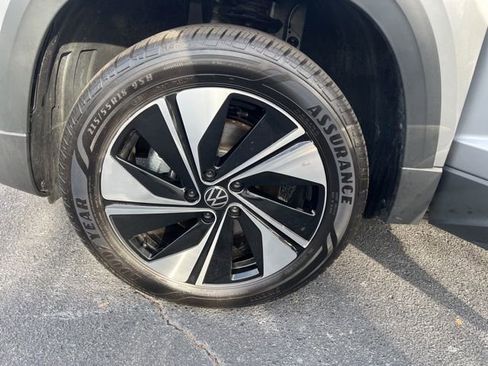 Used 2025 Volkswagen Taos SE image 27