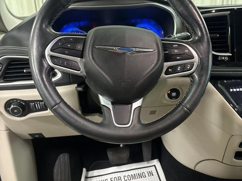 Used 2021 Chrysler Pacifica Touring-L FWD image 11