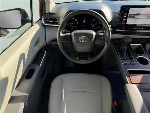 Used 2024 Toyota Sienna LE image 9