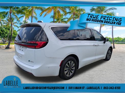 Used 2023 Chrysler Pacifica Touring-L FWD image 4