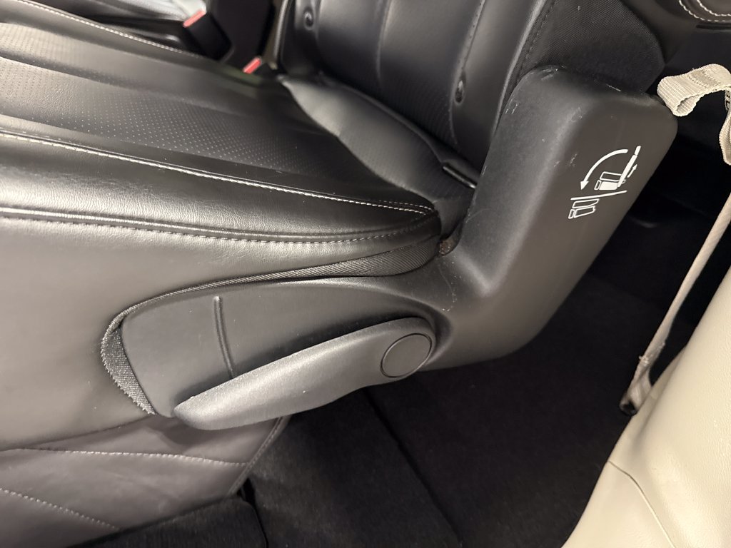 Used 2023 Chrysler Pacifica Touring-L FWD image 40