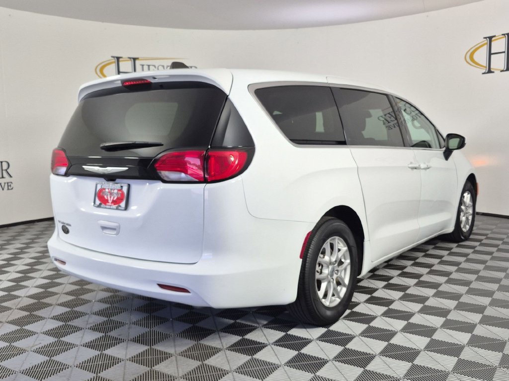 Used 2023 Chrysler Voyager LX FWD image 4