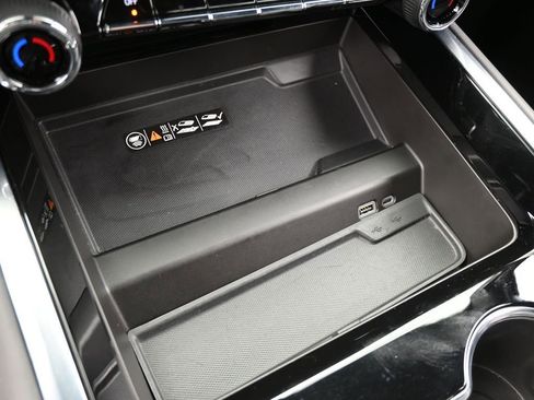 Used 2025 Chevrolet Suburban LT image 32