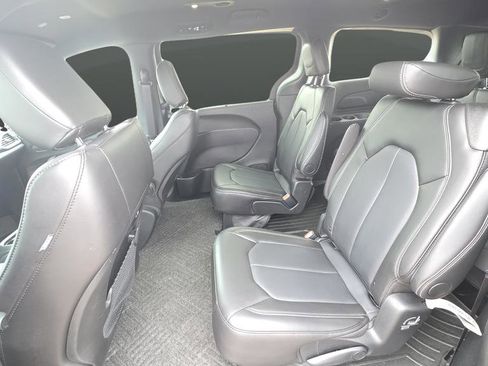 Used 2025 Chrysler Pacifica Select AWD/4WD image 17