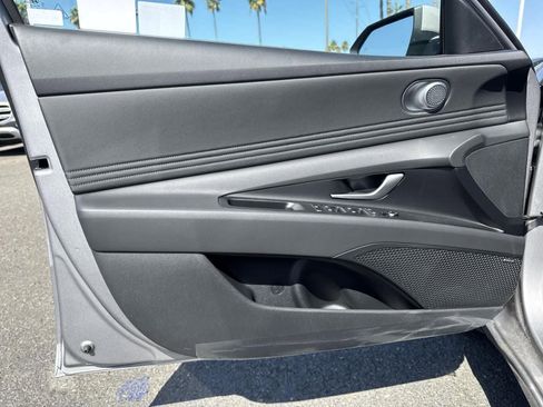 New 2025 Hyundai Elantra Limited image 27