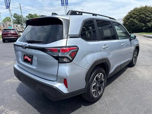 Used 2025 Subaru Forester Premium AWD/4WD image 5