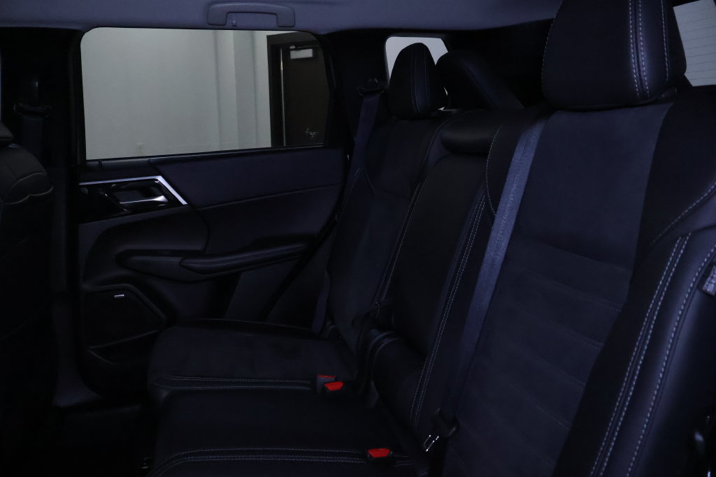 Used 2025 Mitsubishi Outlander SE AWD/4WD image 14