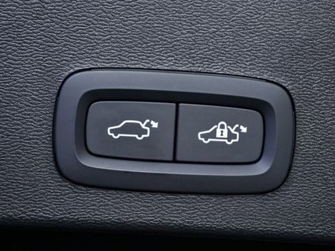 Certified 2025 Volvo XC40 B5 Core AWD/4WD image 32